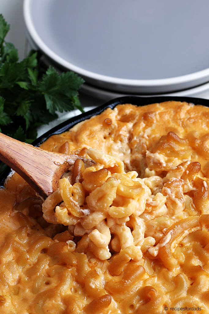 smoked mac and cheese in iron skillet