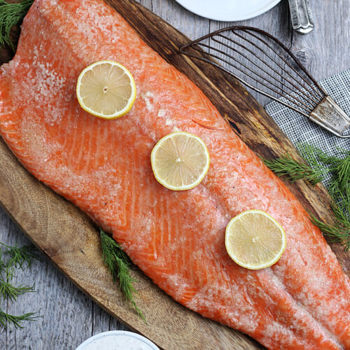 smoked salmon served with lemons on top