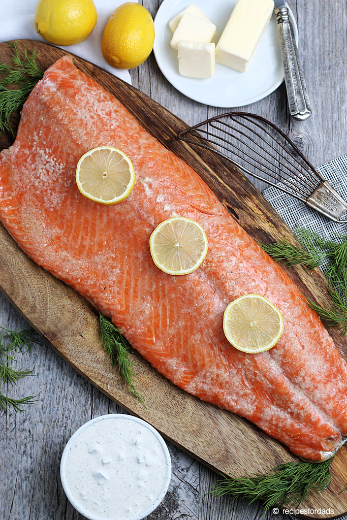 smoked salmon served with lemons on top