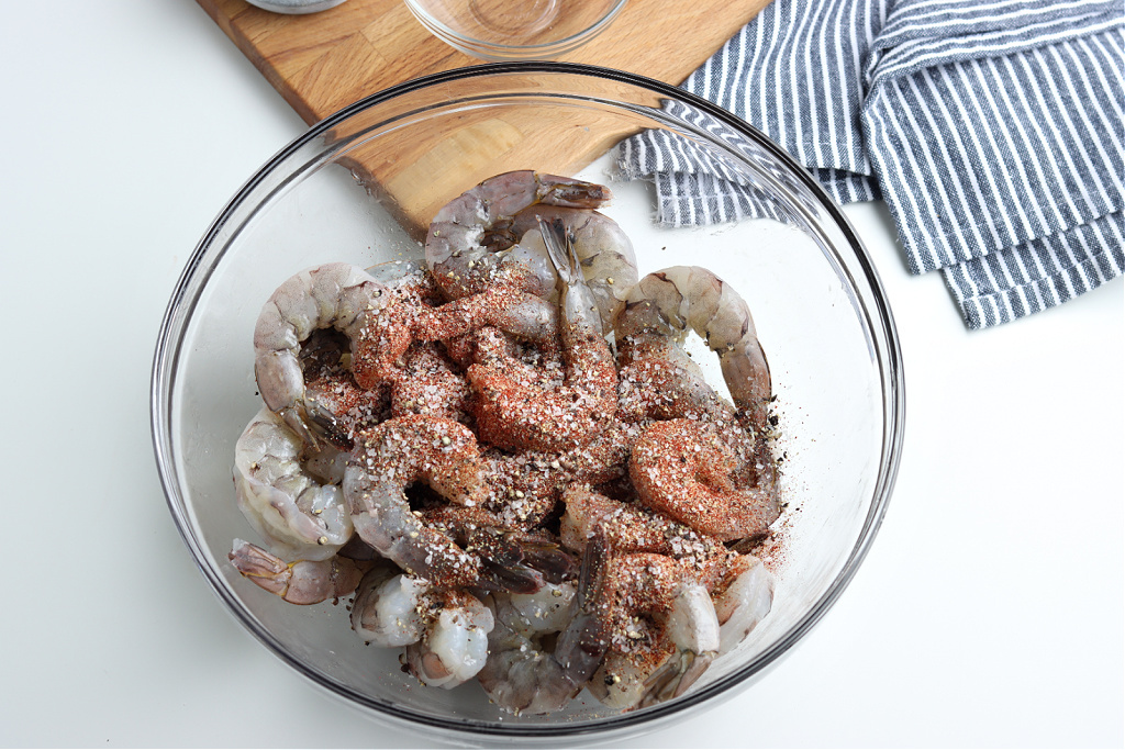 shrimp with seasoning in clear glass bowl