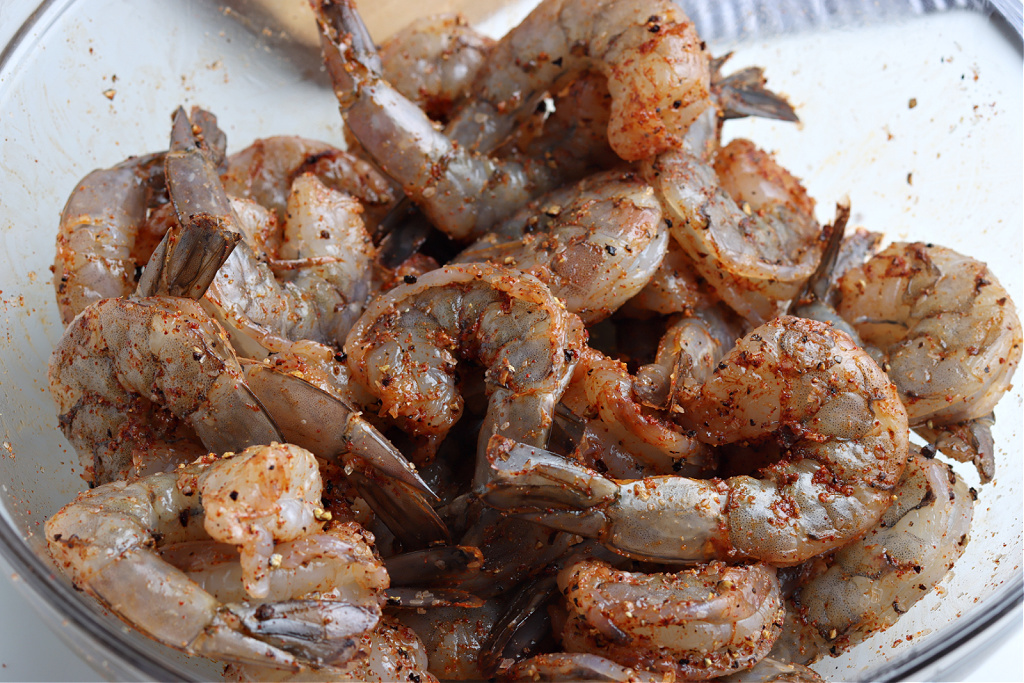 seasoned shrimp in clear glass bowl